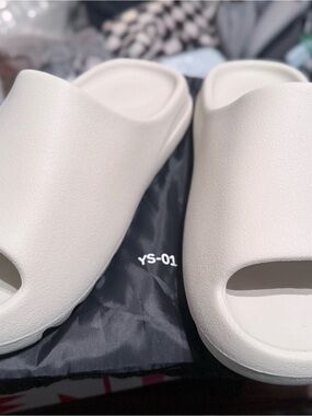 YZY YS-01 Slides